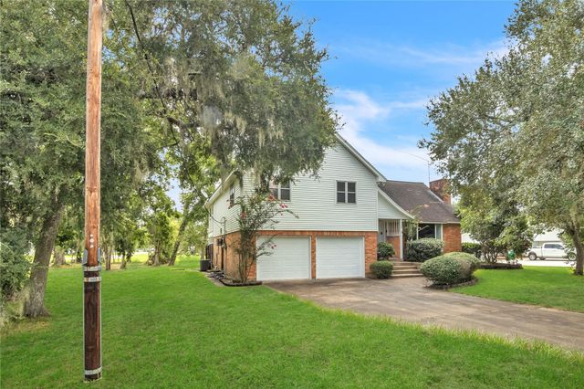 108 Woodland Road, Lake Jackson, TX 77566