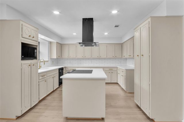 108 Woodland Road, Lake Jackson, TX 77566