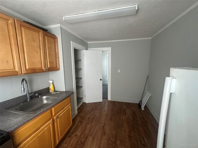 11 Post Avenue 2, Westbury, NY 11590