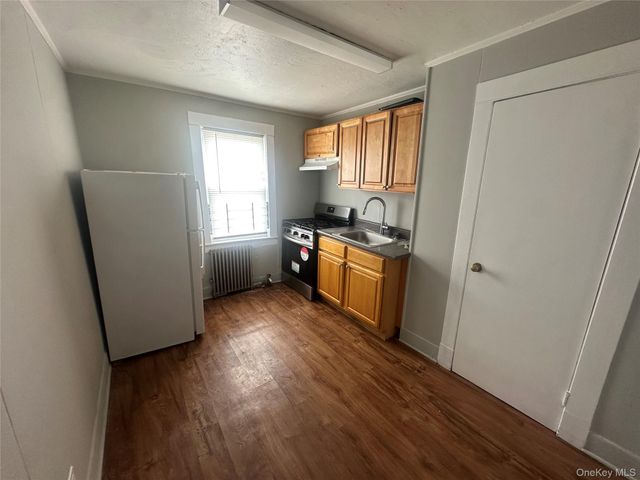 11 Post Avenue 2, Westbury, NY 11590