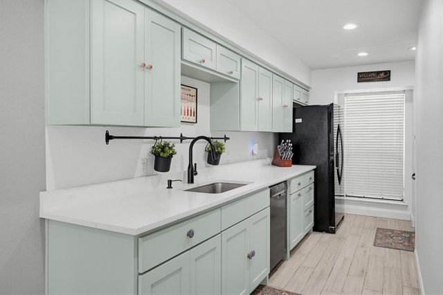 322 W Harwood Road B, Hurst, TX 76054