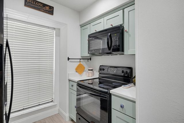 322 W Harwood Road B, Hurst, TX 76054