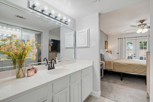 322 W Harwood Road B, Hurst, TX 76054