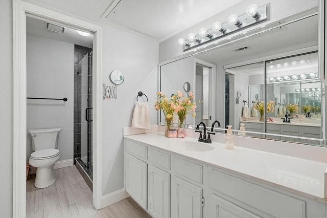 322 W Harwood Road B, Hurst, TX 76054