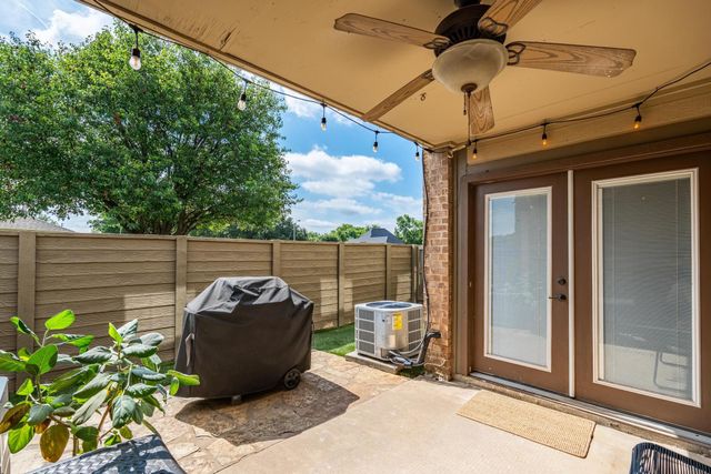 322 W Harwood Road B, Hurst, TX 76054
