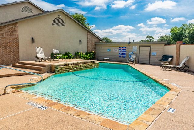322 W Harwood Road B, Hurst, TX 76054