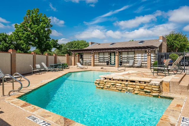 322 W Harwood Road B, Hurst, TX 76054