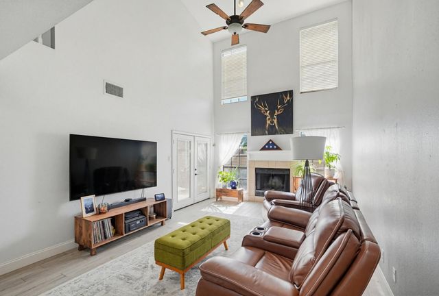 322 W Harwood Road B, Hurst, TX 76054