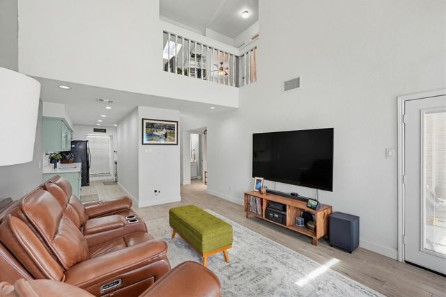 322 W Harwood Road B, Hurst, TX 76054