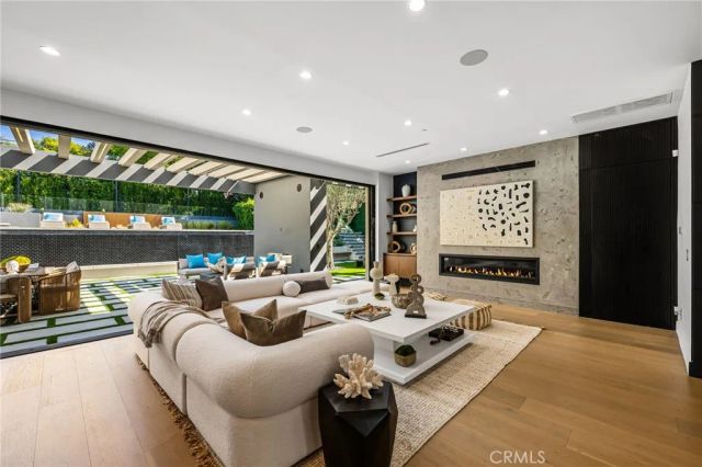 5244 Tampa Ave, Tarzana, CA 91356