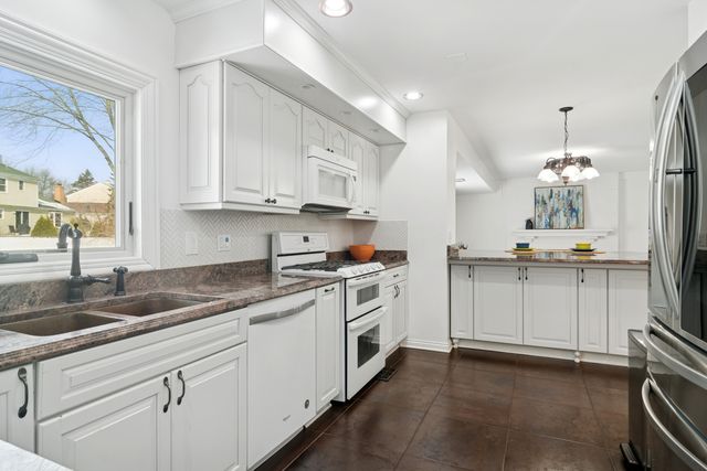 1318 Gail Drive, Buffalo Grove, IL 60089