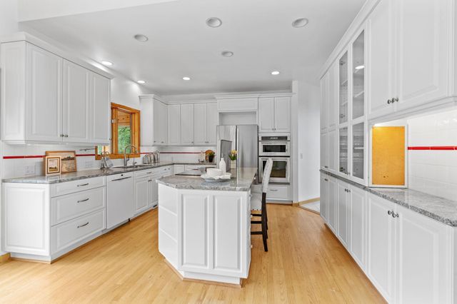 1952 Safari Trail, Eagan, MN 55122