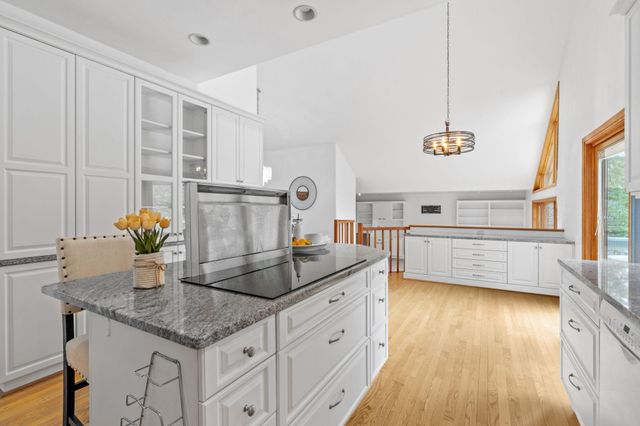 1952 Safari Trail, Eagan, MN 55122