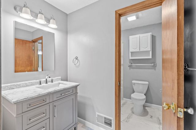 1952 Safari Trail, Eagan, MN 55122