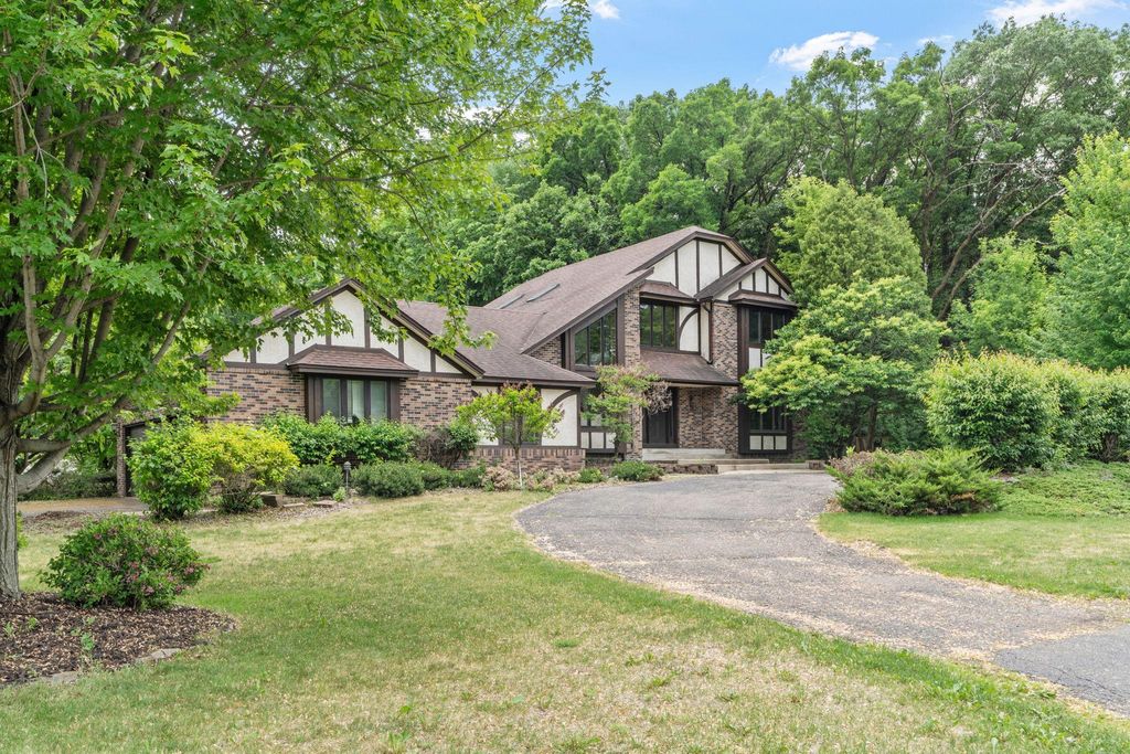 1952 Safari Trail, Eagan, MN 55122
