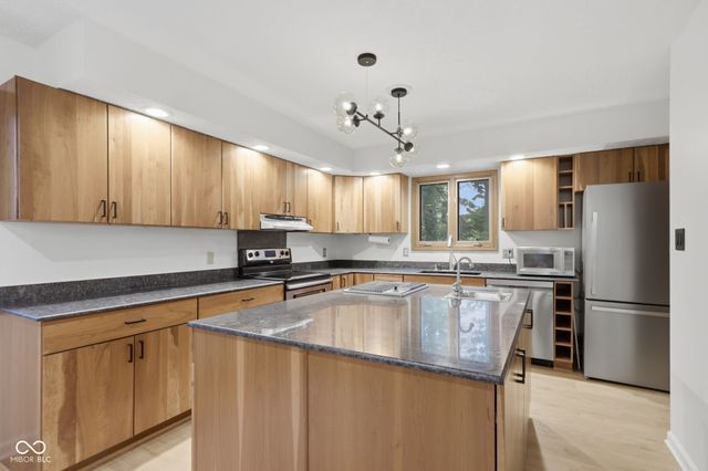 7921 Lincoln Boulevard, Indianapolis, IN 46240
