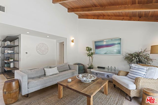 23023 Gainford Street, Woodland Hills (los Angeles), CA 91364