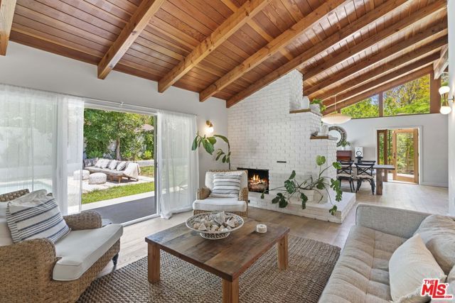 23023 Gainford Street, Woodland Hills (los Angeles), CA 91364