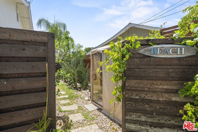 23023 Gainford Street, Woodland Hills (los Angeles), CA 91364