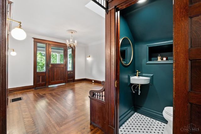 1028 Valley Lane, Cincinnati, OH 45229