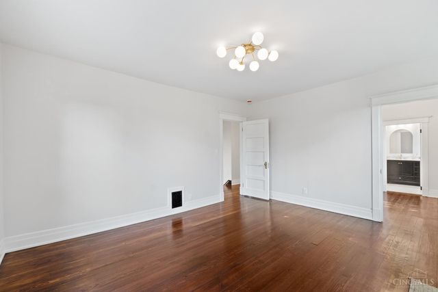 1028 Valley Lane, Cincinnati, OH 45229