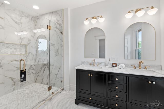 1028 Valley Lane, Cincinnati, OH 45229