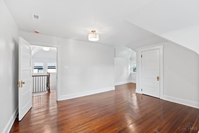 1028 Valley Lane, Cincinnati, OH 45229