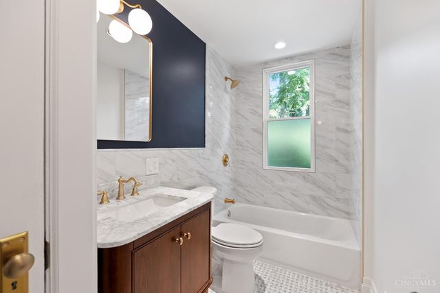 1028 Valley Lane, Cincinnati, OH 45229