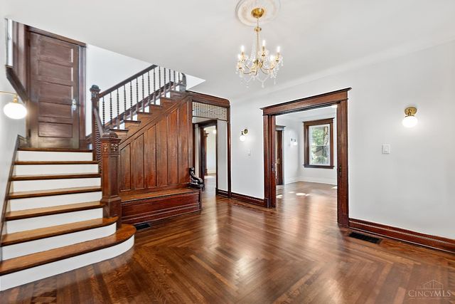 1028 Valley Lane, Cincinnati, OH 45229