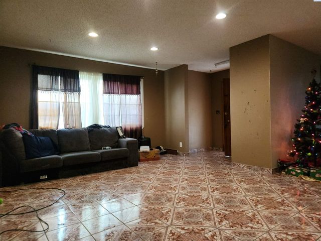 807 W Park St, Pasco, WA 99301