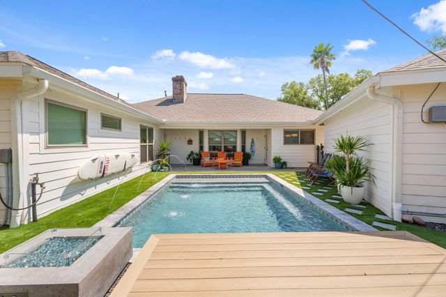 18 Colony Park Circle, Galveston, TX 77551