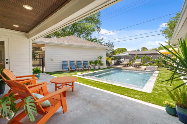 18 Colony Park Circle, Galveston, TX 77551