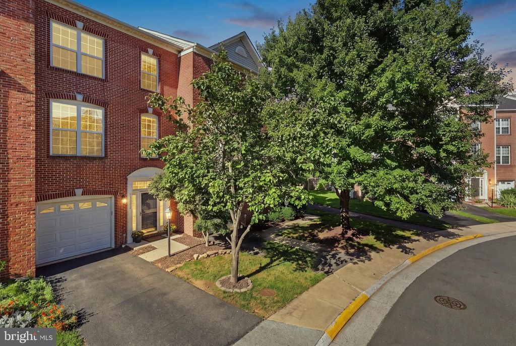 13002 PARK CRESCENT CIR, Herndon, VA 20171