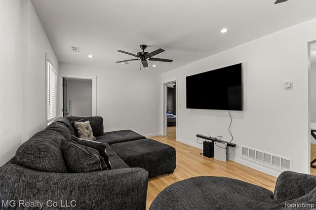 25511 Dartmouth Street, Dearborn Heights, MI 48125