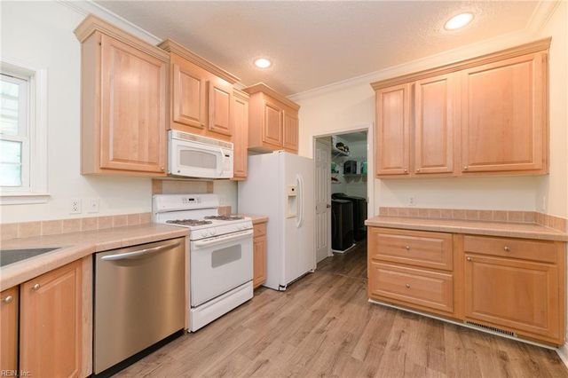 2920 Frying Pan Farm LN, Hayes, VA 23072