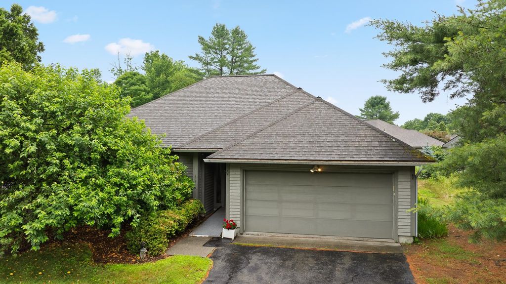 17 Larkspur Lane, Hartford, VT 05001