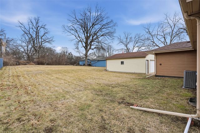 2814 E Douglas Avenue, Des Moines, IA 50317