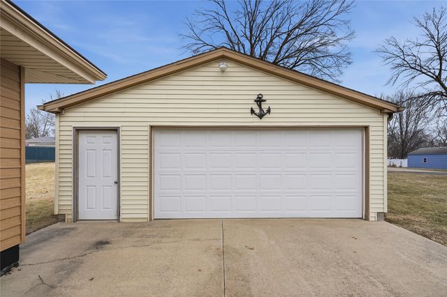 2814 E Douglas Avenue, Des Moines, IA 50317