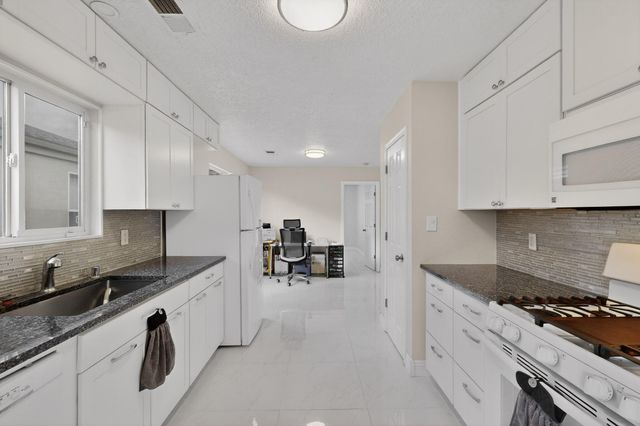 8428 Vista Penasco Avenue SW, Albuquerque, NM 87121