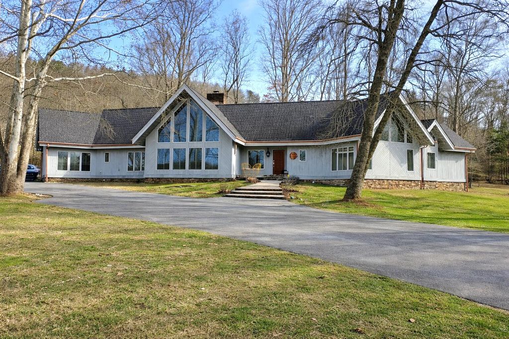 8950 Cattails Creek Way, Ooltewah, TN 37363