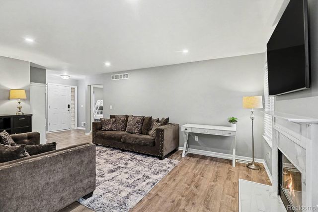 21920 Quail Ridge Drive N, Brownstown Charter Township, MI 48193