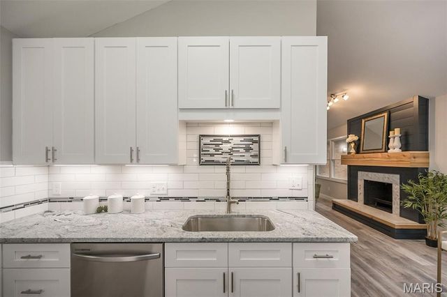 1666 Old Baxter Road, Chesterfield, MO 63017