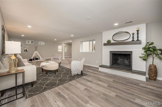 1666 Old Baxter Road, Chesterfield, MO 63017