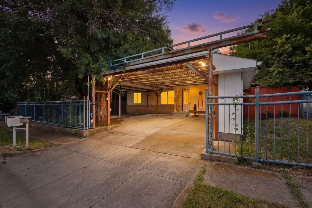 3400 Avenue C, Fort Worth, TX 76105