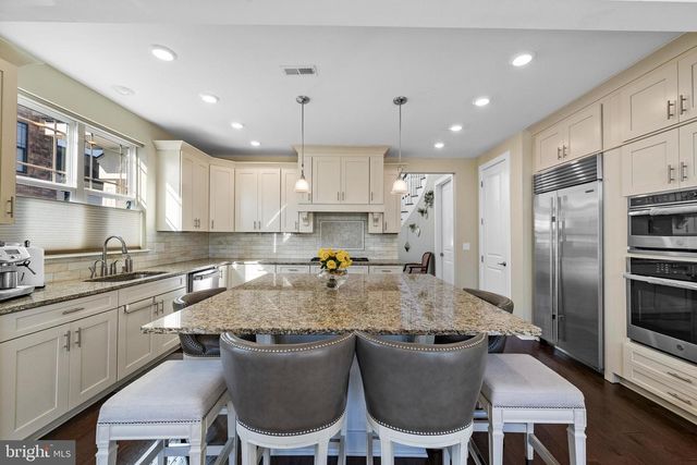 26 DOGLEG LN, Lawrence Township, NJ 08648