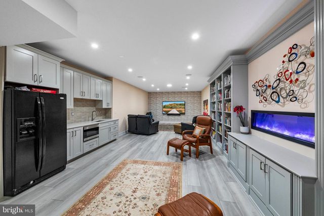 26 DOGLEG LN, Lawrence Township, NJ 08648