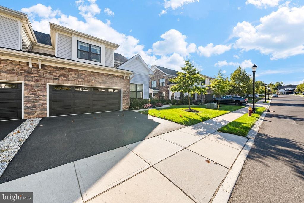 Image 4 of property listing at 26 DOGLEG LN, Lawrence Township, NJ 08648