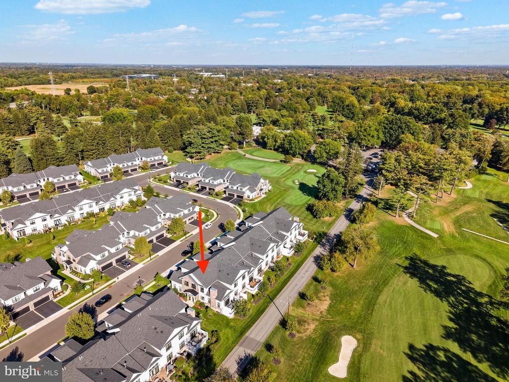 Image 8 of property listing at 26 DOGLEG LN, Lawrence Township, NJ 08648