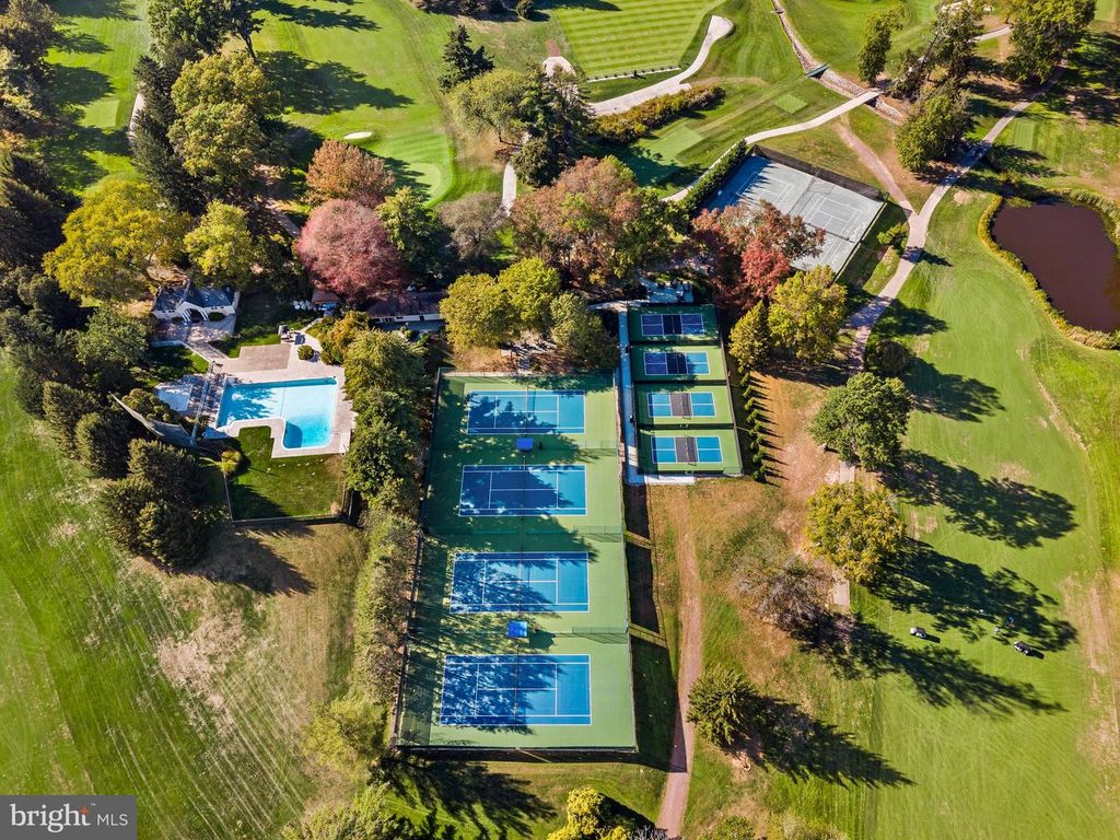 Image 9 of property listing at 26 DOGLEG LN, Lawrence Township, NJ 08648