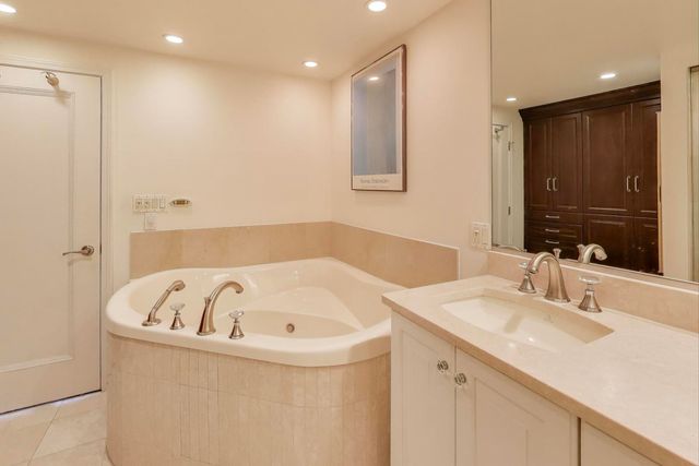 1440 N Lake Shore Drive 5D, Chicago, IL 60610